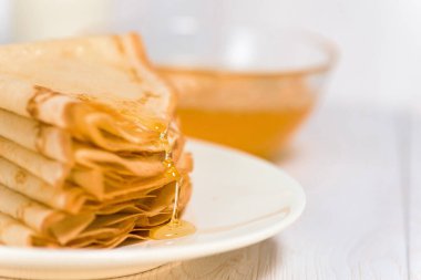 Maslenitsa, Şubat ayı sonunda ulusal bir bayramdır. Krepler bir hafta boyunca hafif arkaplanda bal ile kızartılır. Blini. Metin için boşluk