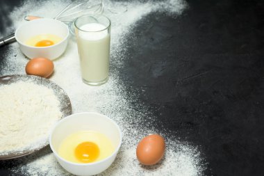 Maslenitsa. Krep yapmak için gerekli malzemeler. Kızartma tavası, süt, yumurta, un, yumurta çırpıcı, siyah arka plan manzaralı. fırın arkaplanı, üst görünüm, metin kopyalamak için yer, tarif.