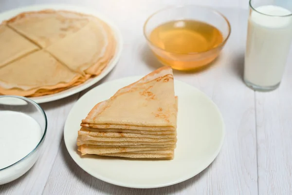 Maslenitsa es un día festivo a finales de febrero. tortitas con h — Foto de Stock