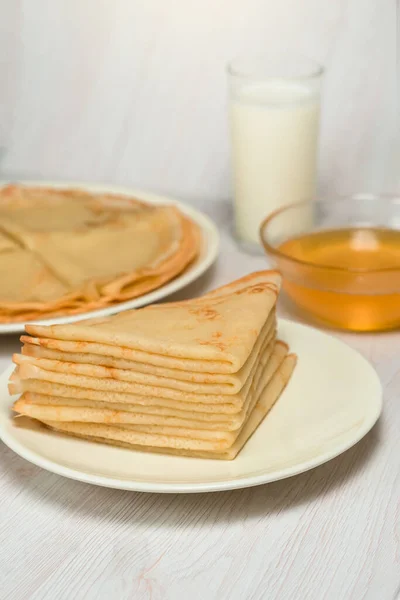 Maslenitsa es un día festivo a finales de febrero. tortitas con h — Foto de Stock