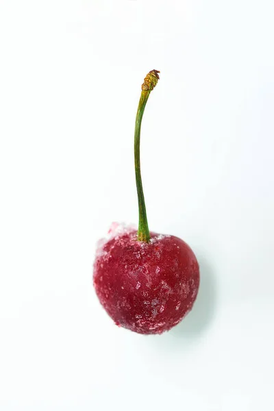 Cereza congelada sobre un fondo blanco. cristales de hielo en la baya. foto vertical . —  Fotos de Stock