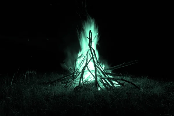 Foc de tabără noaptea. Foc la expunere lungă. flacără — Fotografie, imagine de stoc