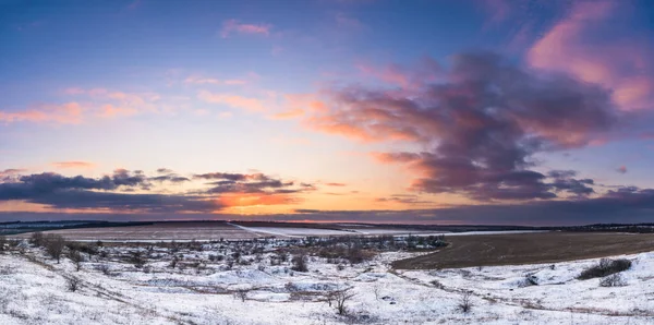 Πανόραμα Ενός Χειμερινού Ηλιοβασιλέματος Δραματικό Ουρανό Και Ροζ Σύννεφα Φωτογραφία — Φωτογραφία Αρχείου