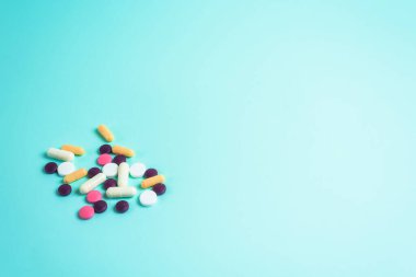 Coronavirus tabletlerinin üst görüntüsü. arkaplan resmi. Mavi arka planda kabarcıkları olan kapsüller ve tabletler. Salgın sırasında enfeksiyon tedavisi. sağlık hizmetleri.