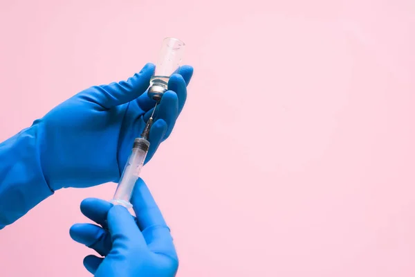 ピンクの背景に青いコロナウイルスの手袋を手にウイルスワクチン テキストのためのスペース 感染症の臨床療法です 人々の健康を守るために — ストック写真