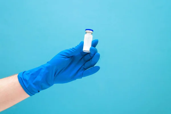 Vaccino Virale Mano Guanto Medico Contro Coronavirus Fondo Blu Spazio — Foto Stock