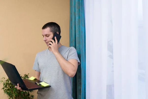 Uomo Affari Lavora Portatile Casa Durante Pandemia Del Coronavirus Lavoro — Foto Stock