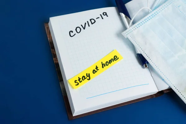 Texto Coronavirus Quedarse Casa Oficina Allí Escrito Bloc Notas Mano —  Fotos de Stock