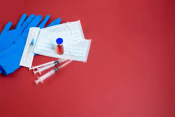 コロナウイルスワクチン注射器マスク赤の背景 コピースペース パンデミックインフルエンザという概念は — ストック写真