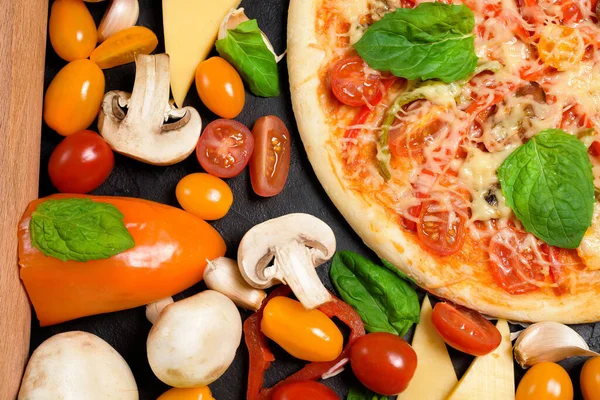 Zutaten Für Vegetarische Pizza Auf Dunklem Hintergrund Tomaten Pilze Paprika — Stockfoto