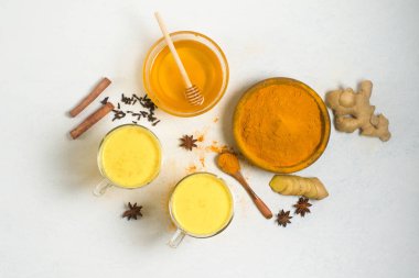 Hint geleneksel altın sütü, zerdeçal, zencefil, baharat ve bal karışımı. İçkinin iyileştirici etkisi. Antiviral tedavi antioksidan