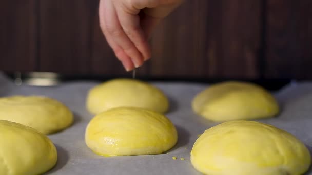 Taburkan Roti Dengan Biji Wijen Dan Minyak Proses Pembuatan Roti — Stok Video