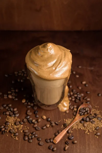 Koyu Ahşap Arka Planda Berrak Bardaklarda Soğuk Dalgon Kahvesi Şekerden — Stok fotoğraf