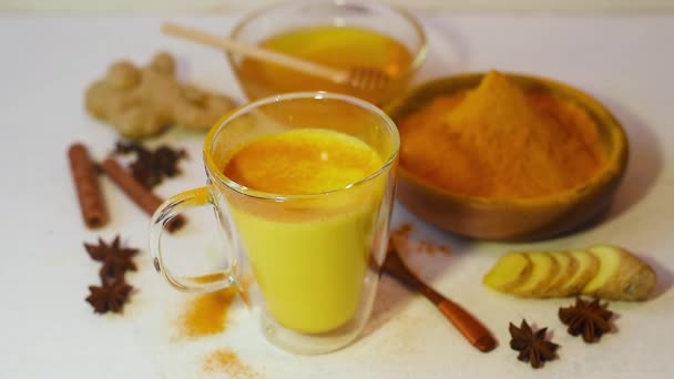 Bevanda Dorata Con Curcuma Latte Bicchiere Trasparente Cosparsa Curcuma Spezie — Video Stock