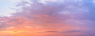 Pembe renkli bulutlarla mavi-pembe bir günbatımı manzarası. Gün batımı ufukta. Pankart için fotoğraf. Metin için boşluk