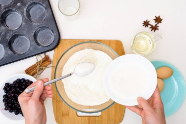 Adım adım siyah üzümlü kek tarifi. Hamuru hazırlamak, un, tereyağı, şeker, yumurta, vanilya, frenk üzümü karışımı. Yukarıdan görünüm