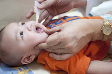 Erkek bir bebek oral aşılama