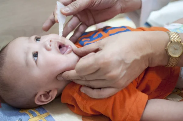 一个男婴的口服疫苗接种 — 图库照片