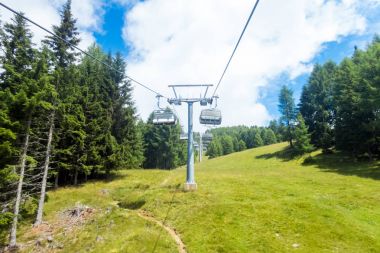 Teleferik dağlarda yürüyüş için yaz aylarında