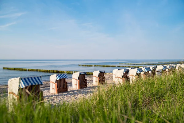 Vue Sur Plage Déserte Baltique Avec Chaises Longues Eau — Photo