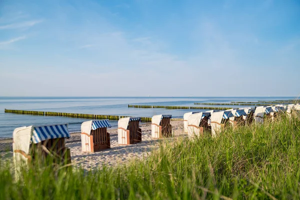 Issız Baltık Beach plaj sandalyeleri ve su ile görünüm