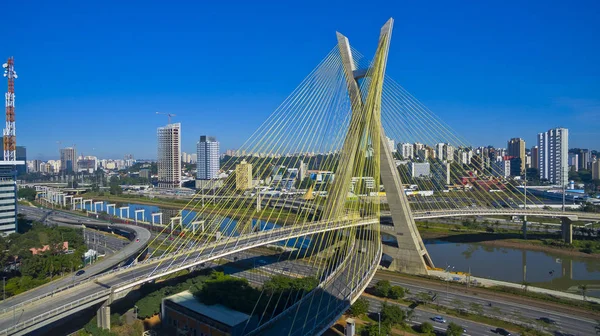 Kabelbrug over de rivier — Stockfoto