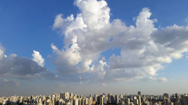Wolken in de grote stad — Stockfoto
