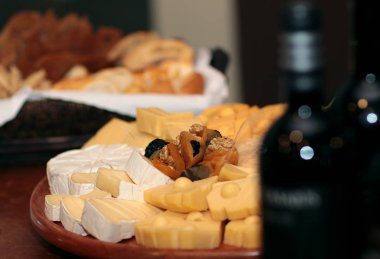 Çeşitli peynirler ve kurutulmuş meyve bulaşık