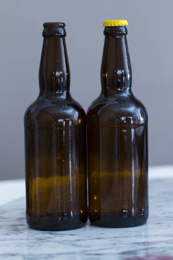 İki kahverengi bira şişe