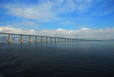 Şehir Rio de Janeiro ve Niteroi, Brezilya arasında köprü