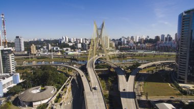 Nehir boyunca kablo destekli köprü