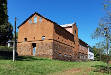 Eski kırmızı tuğla ahır