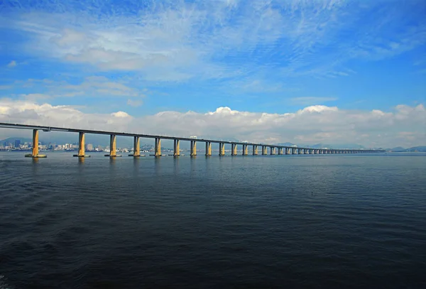 Şehir Rio de Janeiro ve Niteroi, Brezilya arasında köprü