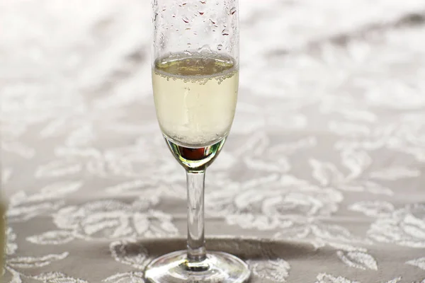 Verre Champagne Sur Table Avec Nappe Blanche — Photo