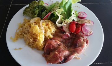 Yeşil salata, lahana ve tavuk