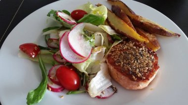 Yeşil salata somon ile