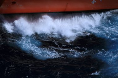 Dalgalar gemiyi gövde isabet