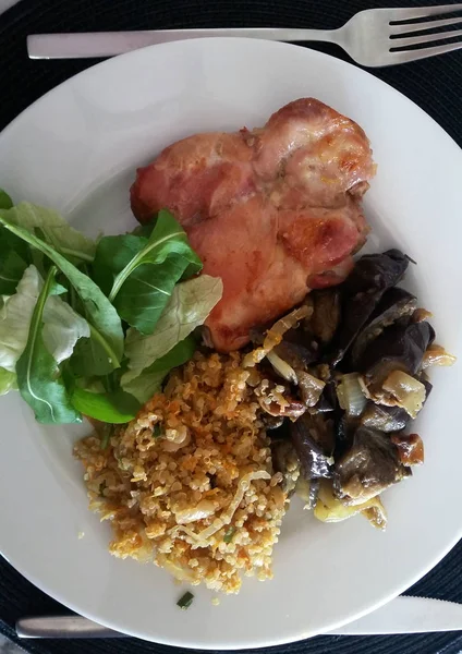 Tavuk, patlıcan, salata ve pirinç çanağı