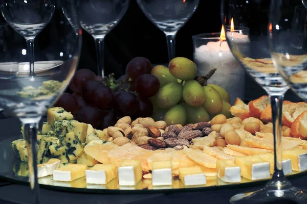 Cheese plate, seeds, grapes and bread — Stock Photo, Image