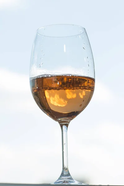 分離されたローズ ワイングラス — ストック写真