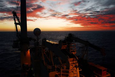 Sunset Bulvarında bir offshore gemi