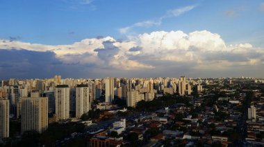 Bulutlar büyük şehirlerde