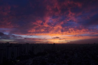 Siyah ve kırmızı gökyüzü şehirde