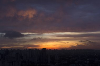 Siyah ve kırmızı gökyüzü şehirde