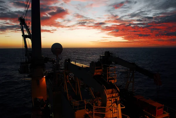 Sunset Bulvarında bir offshore gemi