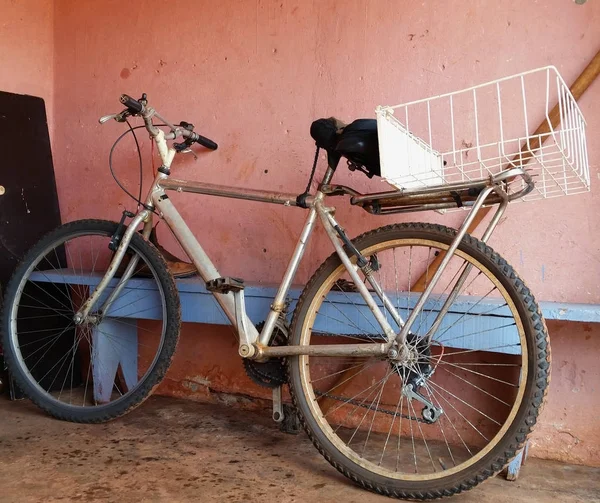 Старый и подержанный велосипед — стоковое фото