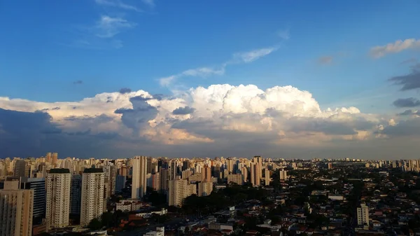 Chmury w dużych miastach — Zdjęcie stockowe