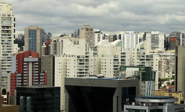 Helikopter yukarıda binanın iniş