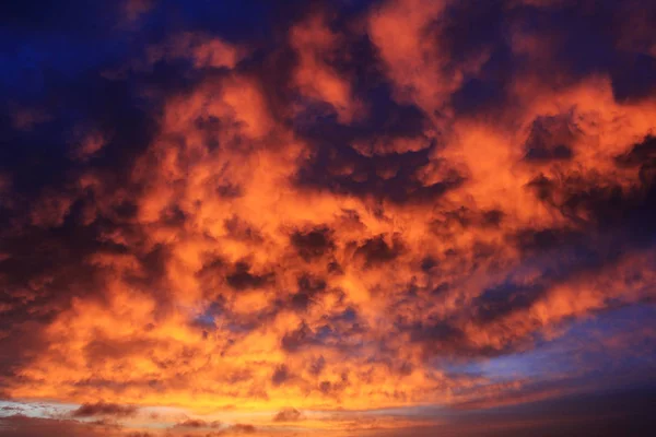 Stadt in schwarz-rotem Himmel — Stockfoto