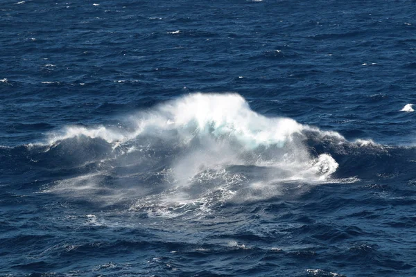 Синя океанічна хвиля в русі — стокове фото